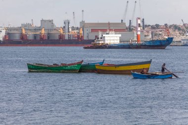 Luanda Angola - 10: 13: 2021: Bir balıkçı teknesi, petrol tankeri ve Luanda Limanı, liman lojistik merkezi, arka planda Luanda, Angola
