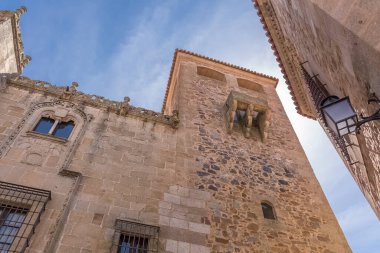İspanya - 09: 12: 2021: Palacio De Los Golfines De Abajo, Golfines de Abajo Palace, Plaza de los golfines, Caceres City şehir merkezindeki ön cephe