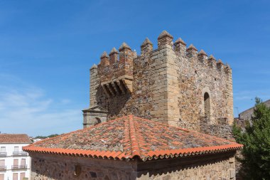 İspanya - 09 12 2021: Ortaçağ Kulesi 'nin detaylı görüntüsü Bujaco, ikonik Torre Bujaco, İspanya' nın Caceres kentindeki Plaza Belediye Başkanı 'nın miras binası.