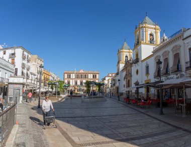 Ronda Malaga İspanya - 09 16 2021: Ronda şehri, Plaza del Socorro ve tipik mimari, turistik bir seyahat merkezi, turist ziyaretçileri, Ronda İspanya