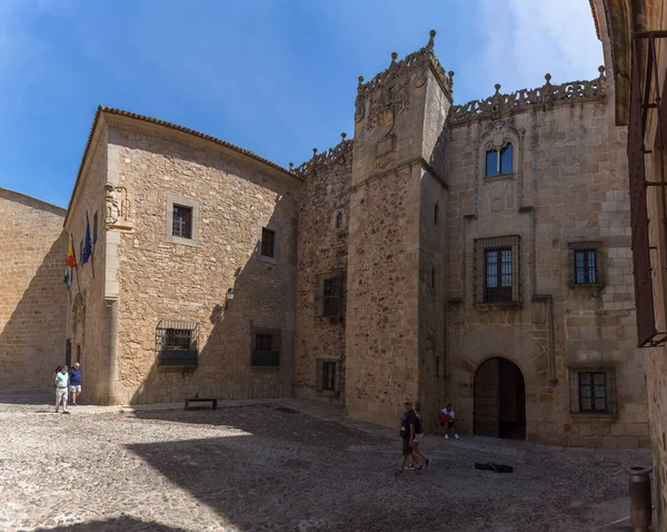 İspanya - 09: 12: 2021: Palacio De Los Golfines De Abajo, Golfines de Abajo Palace, Plaza de los golfines ve Caceres İl Meclisi 'nin yan cephesine bakın.
