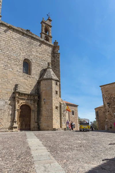 St. Matthew Kilisesi, Iglesia de San Mateo, Plaza de San Mateo, St Matthew Meydanı, Torre De Las Cigenas, Leylek Kulesi, arka plan olarak, şehir merkezindeki Caceres City