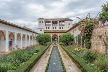 Alhambra Granada İspanya - 09 14 2021: Garden Water Channel 'ın dış görüntüsü, ya da Generalife Gardens' taki Patio de la Acequia, içeride Alhambra Kalesi, alcazaba, Granada, Endülüs, İspanya