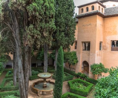 Alhambra Granada İspanya - 09 14 2021: Daraxas bahçesindeki hava manzarası, Granada, İspanya 'daki Nasrid Kalesi kompleksinin içindeki Nasrid sarayları 