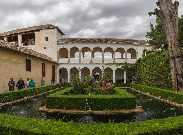 Alhambra Granada Espanha 2021 Vista Exterior Canal Água Jardim Pátio — Fotografia de Stock