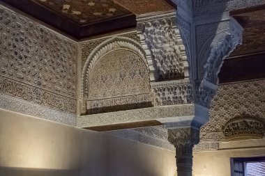 Alhambra Granada İspanya - 09 14 2021: Süslü sütun ve duvarlarda, Meksika mahkeme salonunda Nasrid Sarayı, Alhambra Kalesi, Granada
