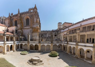 Tomar Portugal - 08 09 2022: Arka plan olarak Hospedaria Manastırı, Loding Manastırı, Charola Gotik Ana Binası, turist ziyaretleri, UNESCO Miras Manastırı, Tomar,