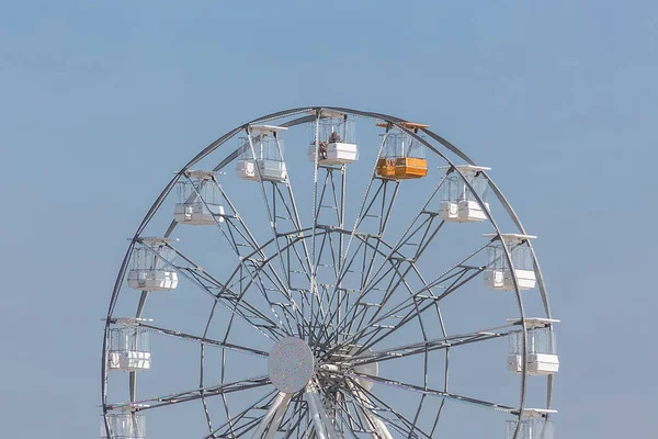 Blick Auf Ein Klassisches Riesenrad Mit Stühlen Metallischer Struktur Freizeitpark — Stockfoto