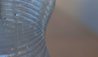 Su damlalarıyla odak alanı dışında soyut arkaplan. 