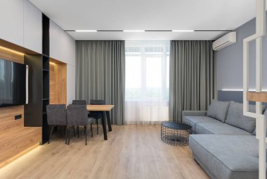Pastel renklerde modern lüks daireler. Gün ışığıyla dolu kocaman pencereli çok parlak bir oda. mavi duvarlar, ahşap parke döşemeler