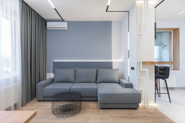 Pastel renklerde modern lüks daireler. Gün ışığıyla dolu kocaman pencereli çok parlak bir oda. mavi duvarlar, ahşap parke döşemeler
