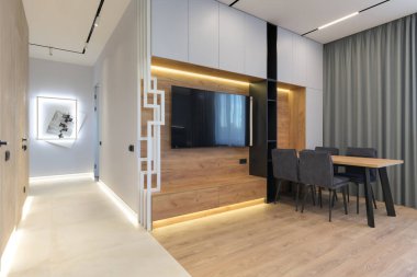 Pastel renklerde modern lüks daireler. Gün ışığıyla dolu kocaman pencereli çok parlak bir oda. mavi duvarlar, ahşap parke döşemeler