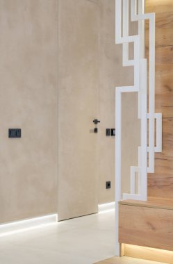 Pastel renklerde modern lüks daireler. Gün ışığıyla dolu kocaman pencereli çok parlak bir oda. mavi duvarlar, ahşap parke döşemeler