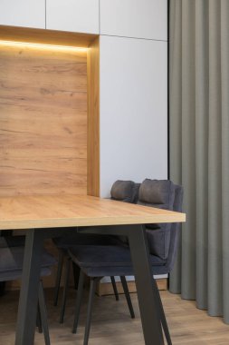 Pastel renklerde modern lüks daireler. Gün ışığıyla dolu kocaman pencereli çok parlak bir oda. mavi duvarlar, ahşap parke döşemeler