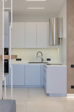Pastel renklerde modern lüks daireler. Gün ışığıyla dolu kocaman pencereli çok parlak bir oda. mavi duvarlar, ahşap parke döşemeler
