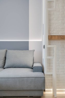 Pastel renklerde modern lüks daireler. Gün ışığıyla dolu kocaman pencereli çok parlak bir oda. mavi duvarlar, ahşap parke döşemeler