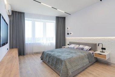 Pastel renklerde modern lüks daireler. Gün ışığıyla dolu kocaman pencereli çok parlak bir oda. mavi duvarlar, ahşap parke döşemeler