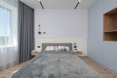 Pastel renklerde modern lüks daireler. Gün ışığıyla dolu kocaman pencereli çok parlak bir oda. mavi duvarlar, ahşap parke döşemeler