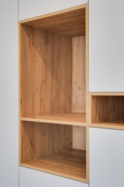 Pastel renklerde modern lüks daireler. Gün ışığıyla dolu kocaman pencereli çok parlak bir oda. mavi duvarlar, ahşap parke döşemeler