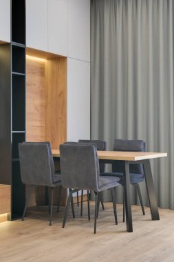 Pastel renklerde modern lüks daireler. Gün ışığıyla dolu kocaman pencereli çok parlak bir oda. mavi duvarlar, ahşap parke döşemeler