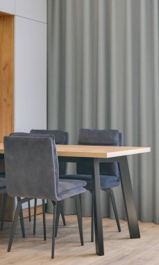 Pastel renklerde modern lüks daireler. Gün ışığıyla dolu kocaman pencereli çok parlak bir oda. mavi duvarlar, ahşap parke döşemeler