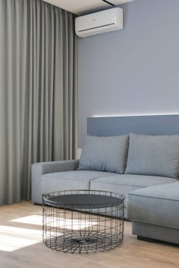 Pastel renklerde modern lüks daireler. Gün ışığıyla dolu kocaman pencereli çok parlak bir oda. mavi duvarlar, ahşap parke döşemeler