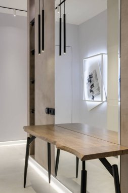 Pastel renklerde modern lüks daireler. Gün ışığıyla dolu kocaman pencereli çok parlak bir oda. mavi duvarlar, ahşap parke döşemeler