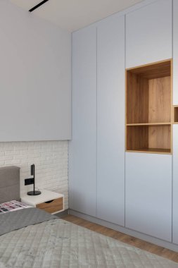 Pastel renklerde modern lüks daireler. Gün ışığıyla dolu kocaman pencereli çok parlak bir oda. mavi duvarlar, ahşap parke döşemeler