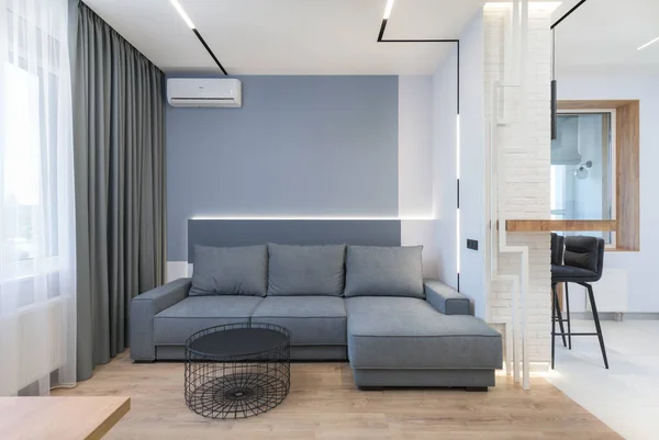 パステルカラーのモダンな高級スタイリッシュなアパートメントインテリア とても明るい部屋には大きな窓があります 青い壁木製の寄木細工の床 — ストック写真