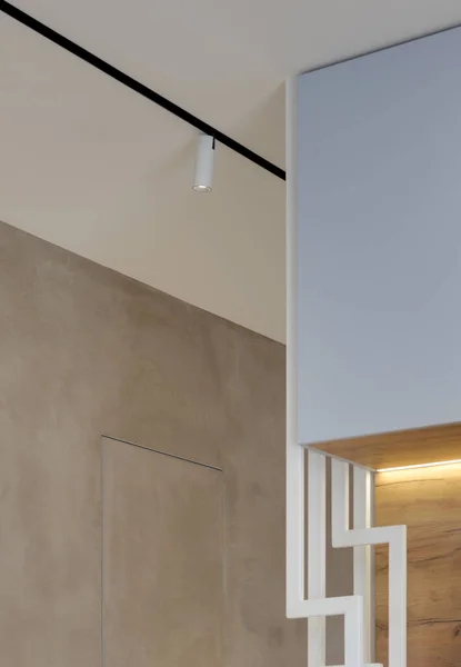 Moderno appartamento di lusso elegante interno in colori pastello. una stanza molto luminosa con enormi finestre piene di luce del giorno. pareti blu, pavimenti in parquet — Foto Stock