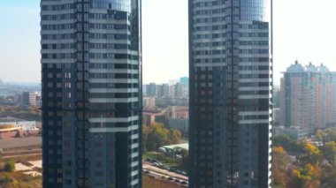 İki gökdelen arasında bir boşluk ve sonbaharda şehrin manzarası.