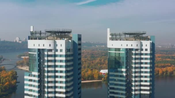 Voo Nível Dos Andares Superiores Casa Com Vista Para Rio — Vídeo de Stock