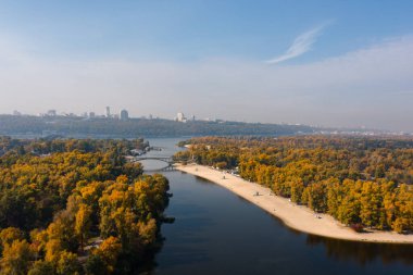 Kiev 'deki Trukhanov Adası Parkı' nın ve sonbaharda Kiev 'in sağ kıyısının hava görüntüsü.