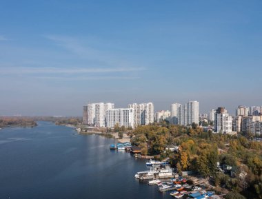 Dinyeper Nehri 'nin kıyısındaki evlerin hava manzarası. Konut kompleksi