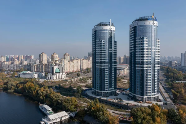 Dinyeper Nehri 'nin kıyısındaki evlerin hava manzarası. Konut kompleksi