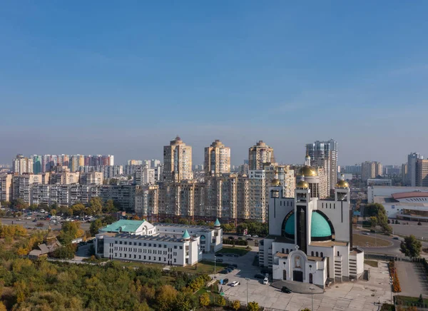 Tapınağın modern mimarisi. Nehrin kıyısındaki beyaz Katolik Kilisesi