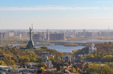 Kiev sonbaharının güzel manzarası. Sol kıyıdan Dinyeper 'a bak. Şehirdeki geniş nehir ve sonbahar sarı ağaçları. Köy ve şehir.