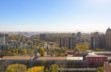 Kiev şehir merkezinin ve Pechersk bölgesinin güzel bir manzarası var. Sol yakanın manzarası ve asılı yağmur bulutları