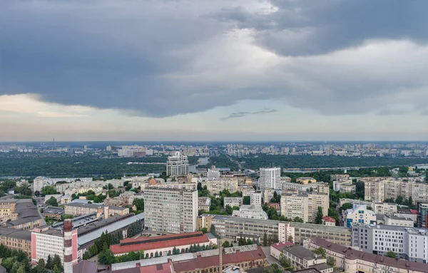 Kiev şehir merkezinin ve Pechersk bölgesinin güzel bir manzarası var. Sol yakanın manzarası ve asılı yağmur bulutları