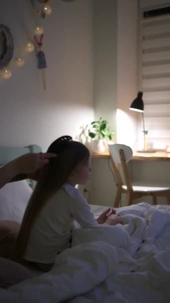 Ibu mengepang rambut putri kecilnya sebelum pergi tidur — Stok Video