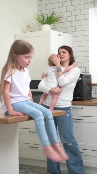 Moeder met jonge kinderen in de keuken — Stockvideo