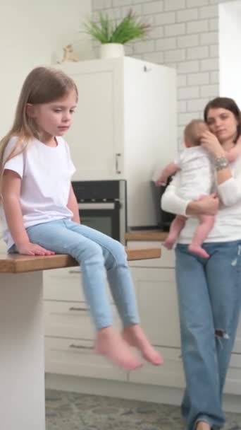 Mãe com crianças pequenas na cozinha — Vídeo de Stock