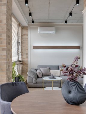 İskandinav tarzı iç mimari ön planda çiçekler 