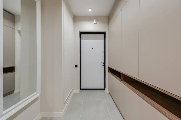 Dolaplar ve raflar modern bir şekilde dekore edilmiş.