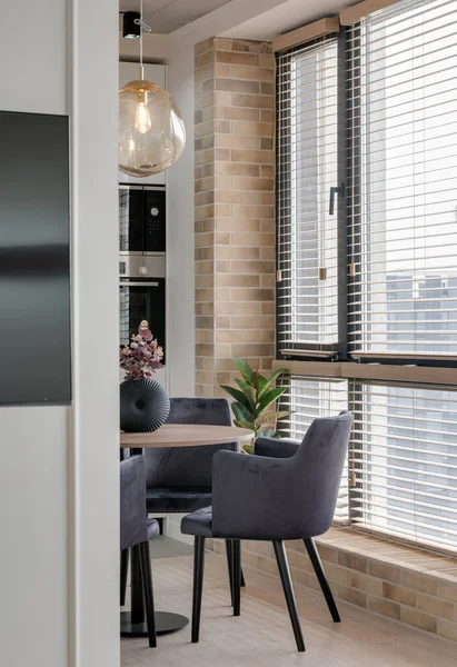 Coffee table with candles by the window of the hung blinds - Stock-foto