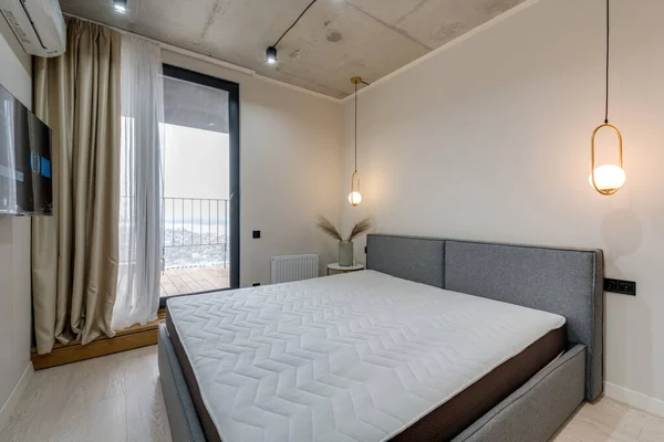 Mobilyalı ve boş yataklı modern bir yatak odası.