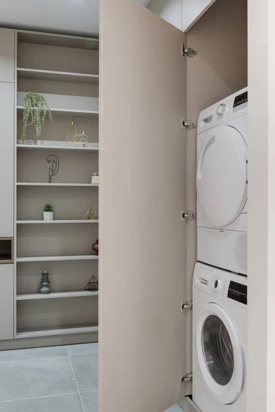 Modern bir apartmanın koridorunda çamaşır makinesi olan gardırop.