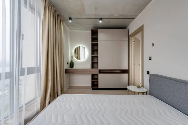 Mobilyalı ve boş yataklı modern bir yatak odası.