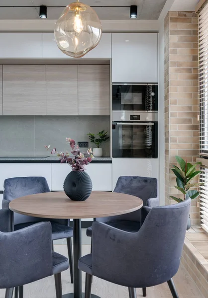 Kök och matbord nära fönstret i en modern interiör i loft stil — Stockfoto