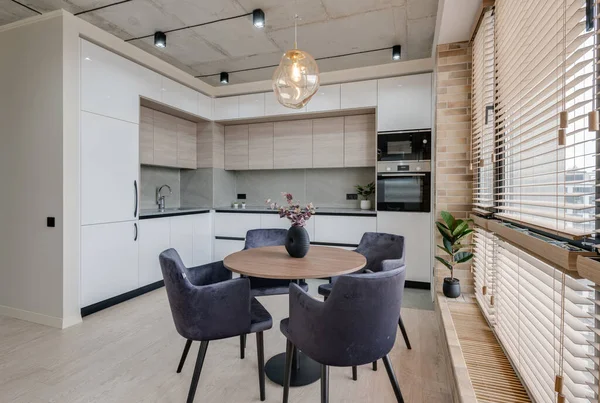 Kök och matbord nära fönstret i en modern interiör i loft stil — Stockfoto